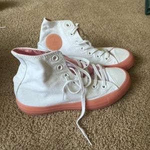 NWOT Women’s Converse size 6 US